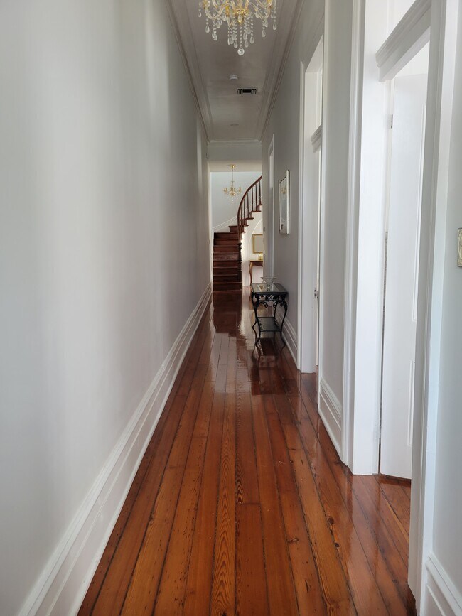 Piso y pasillo de madera originales - Recientemente renovado, muebles nuevos - 1220 Harmony St