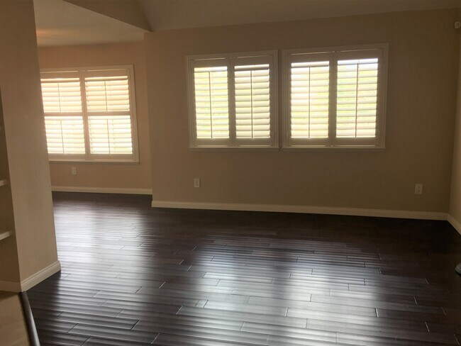 Foto del edificio - Two Bedroom Condo in Rancho San Diego!