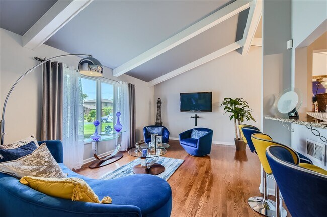 Building Photo - 823 River Forest Ct