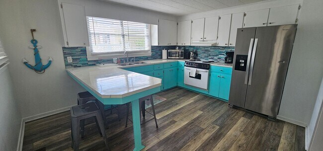 Foto del edificio - Snowbird Rental or Short-Term Getaway – Just Steps from the Beach!