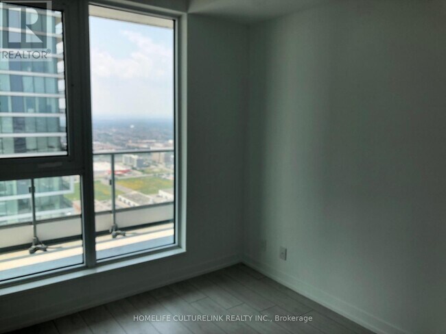 Photo du bâtiment - 950-4950 Portage Pkwy