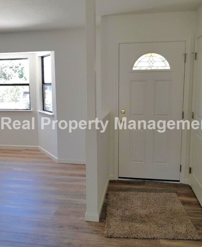 Building Photo - AVAILABLE JUNE - Secluded 3bed/2bath Home ...