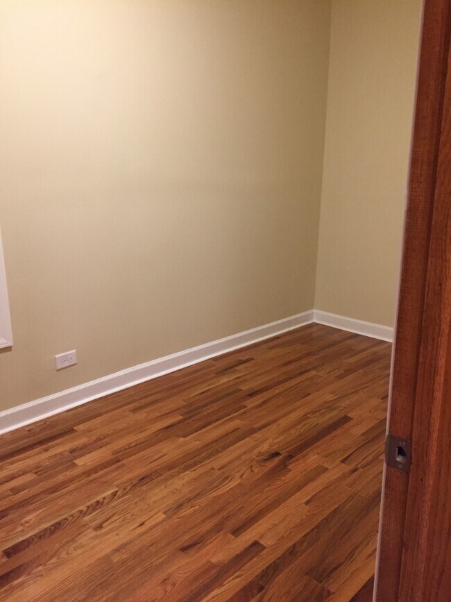 Building Photo - 935 N Avers Ave