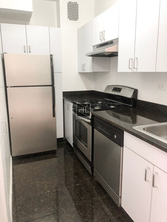 Building Photo - 5 AVENUE