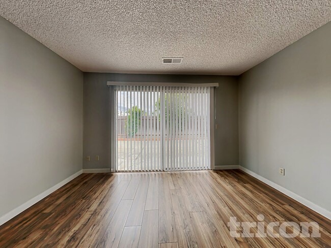 Building Photo - 1213 Essex Dr