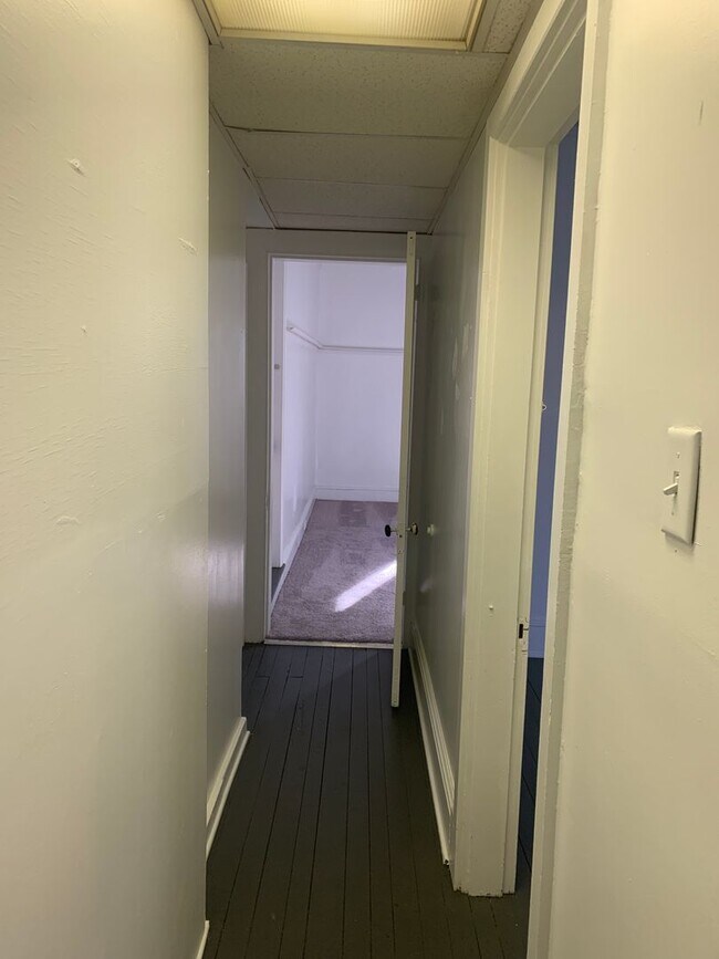 Building Photo - 1st Floor Apt. on the Avenues-Parking York...