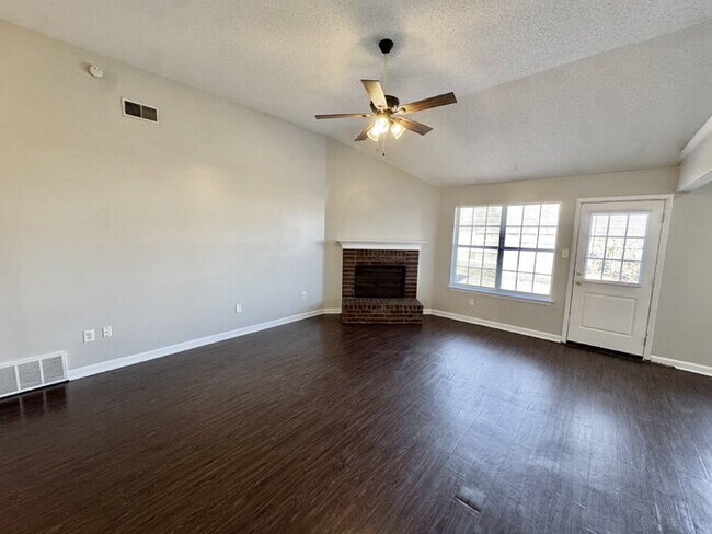 Foto del edificio - 6416 Valley Oak Dr