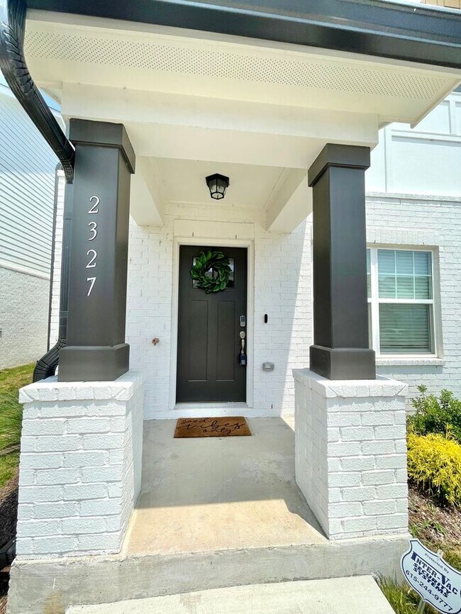 Foto del edificio - FURNISHED (or not) Like New 2020 Build Old...