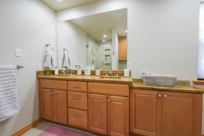 Foto del edificio - Private Room with Private Bath in Spacious...