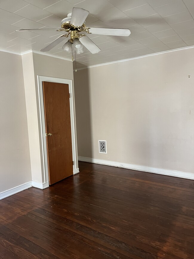 Building Photo - 216 Rochelle Ave