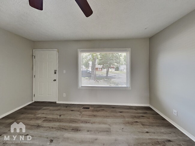 Building Photo - 6649 Meadowlark Dr