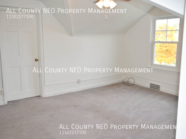 Building Photo - Convenient location in University Heights!