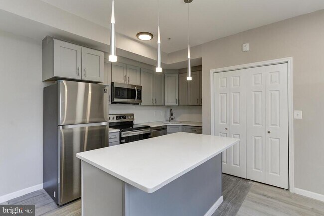 Building Photo - 400 S Highland Ave