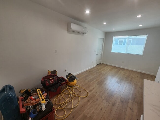 Building Photo - 10940 Oxnard St