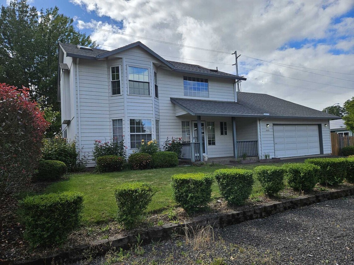 Primary Photo - Spaceous 4 bedroom 2.5 bath 1951 sq ft hou...