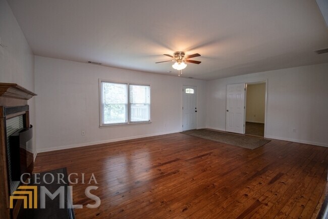 Building Photo - 1056 Sandy Creek Rd