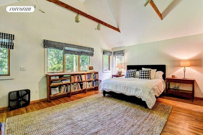 Foto del edificio - 921 Springs Fireplace Rd
