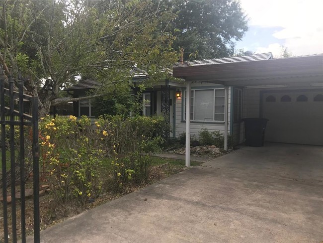 Building Photo - 11001 Heatherwood Dr