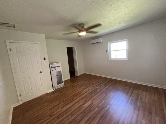 Building Photo - 562 Hartley Pl