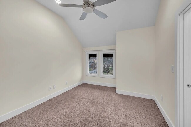 Foto del edificio - 921 Hillview Heights