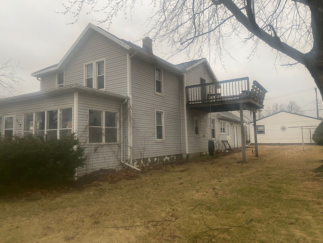 Building Photo - Charming 2 Bed / 1 Bath Apartment in the Heart of Waunakee