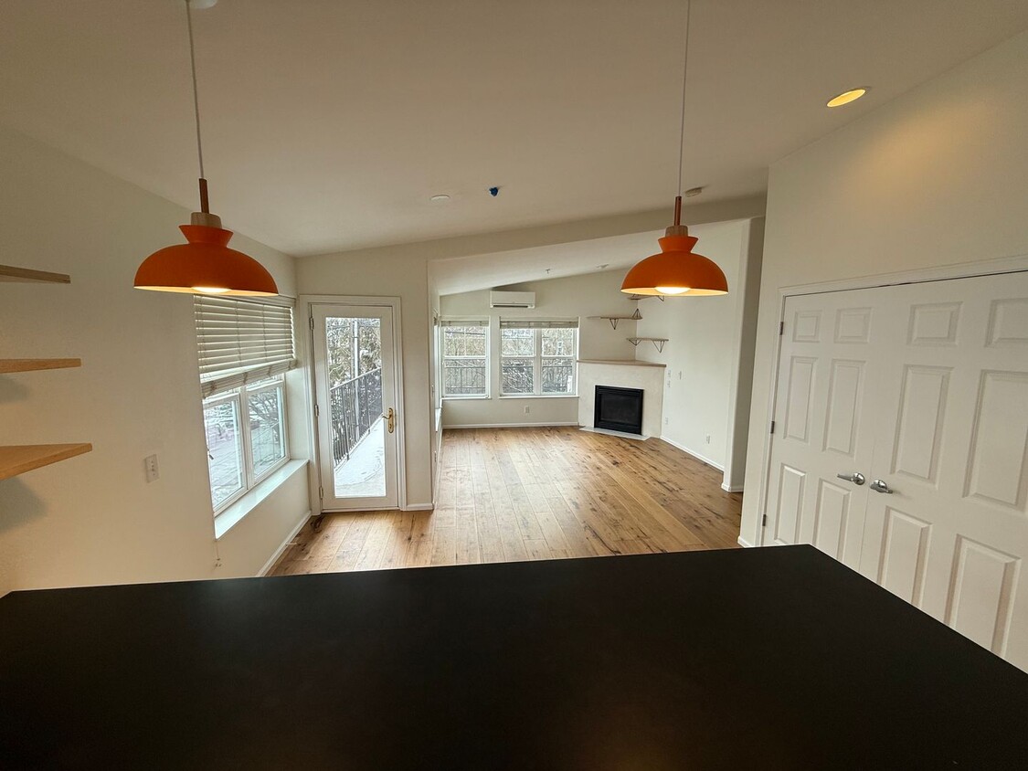 Foto principal - Fremont Top Floor Remodel 2bd with Vaulted...