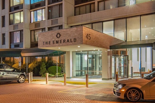 Foto del edificio - 45 River Dr S