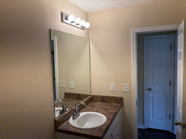 Foto del edificio - 527 Charleston Ln