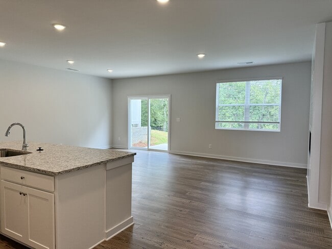 Building Photo - 1004 Sutherland Ln