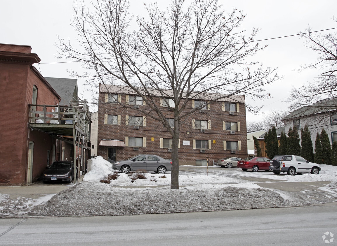 Primary Photo - 111 Bassett St