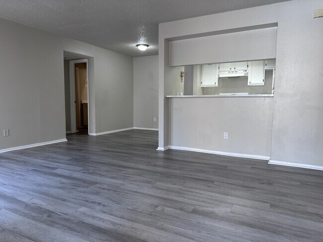 Building Photo - 2210 Capitan Dr