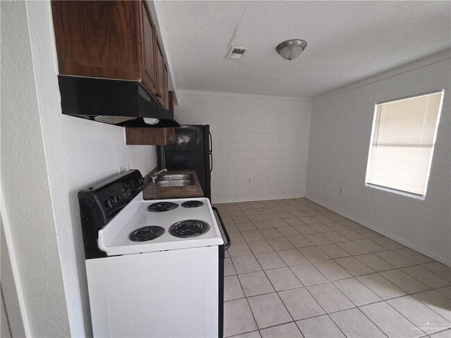 Building Photo - 5 1st St