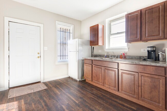 Foto del edificio - 8023 S South Shore Dr