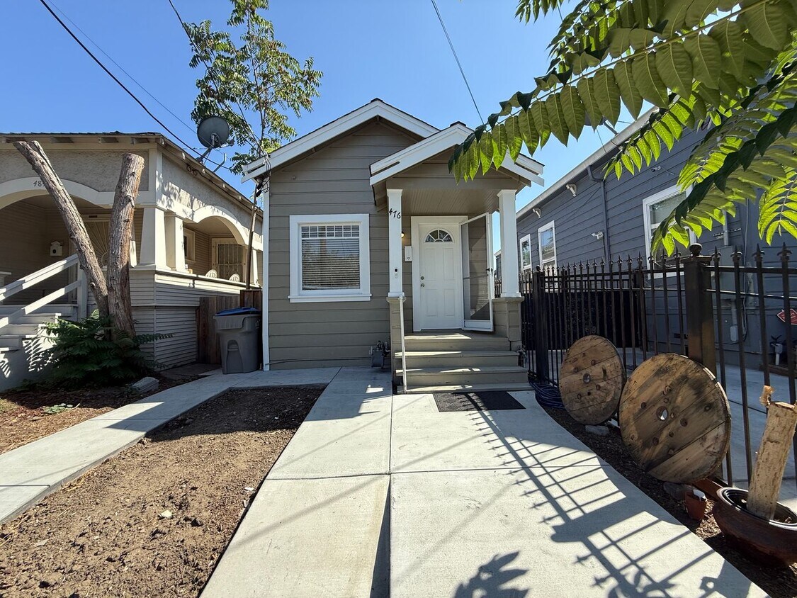 Foto principal - Beautiful 2 Bedroom House With Private Bac...