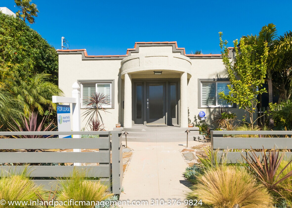 Foto principal - Remodeled 3 Bedroom Home with Large Yard -...