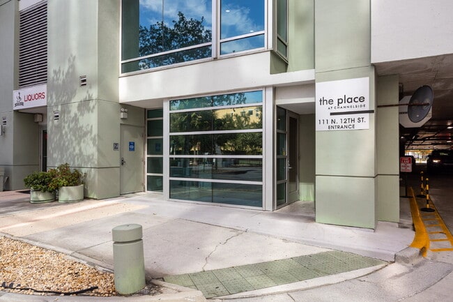 Building Photo - "Experience Urban Elegance: Spacious 2BR/2BA Condo in the Heart of Tampa!"