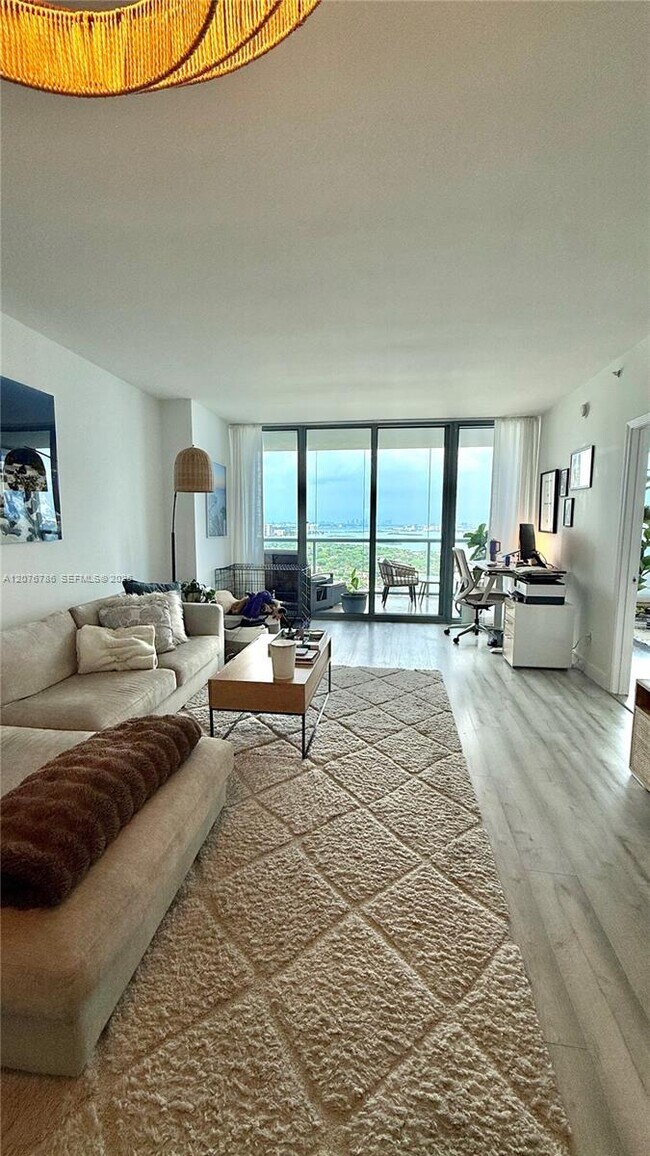 Foto del edificio - 601 NE 36th St