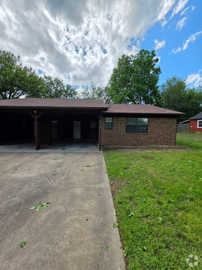 Building Photo - 1213-1215 University Dr