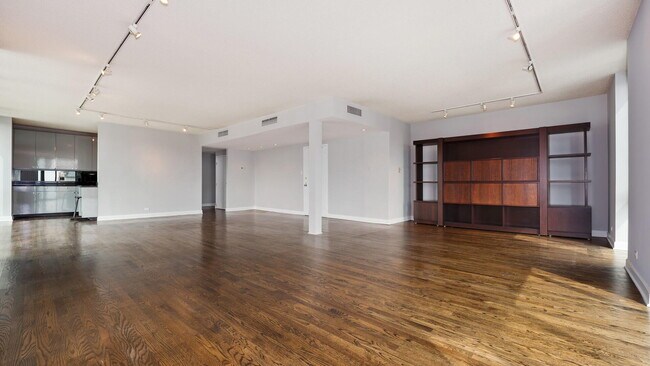 Building Photo - 1530 N Dearborn Pkwy