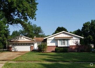Building Photo - 2435 Birchview Dr