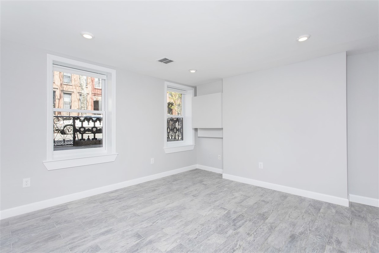 Primary Photo - 239 4th St