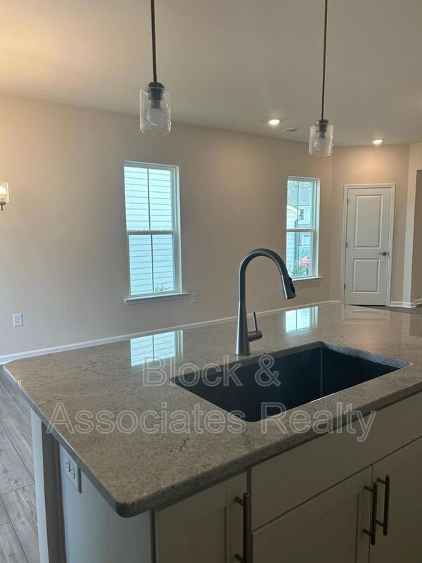Building Photo - 412 Glen Clova Dr