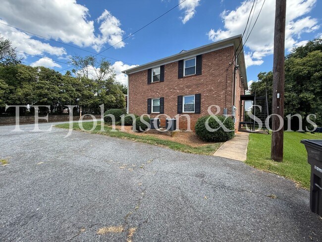 Foto del edificio - Modern 2 Bedroom Apartment with Water Included on Forsyth St