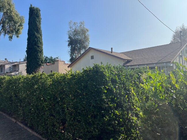 Building Photo - 2-bedroom, 1-bath home in the heart of Glendale!