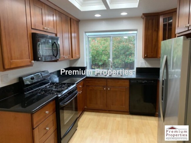 Building Photo - 7511 Rolling Hills Cir