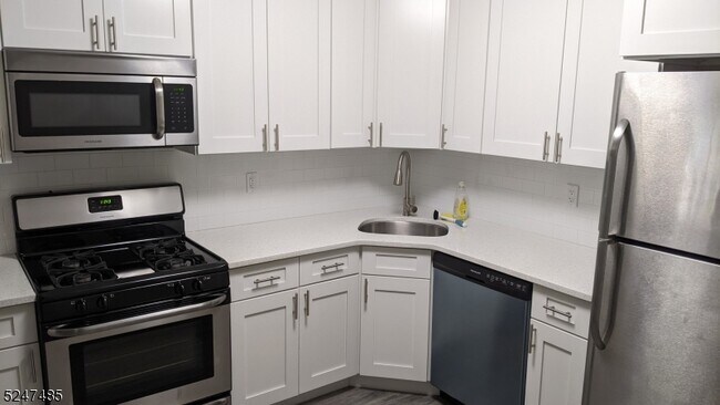 Foto del edificio - 107 Raintree Ln