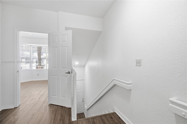 Building Photo - 725 SW 148th Ave