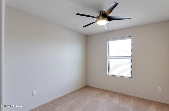 Foto del edificio - 4198 N Stone Cliff Dr