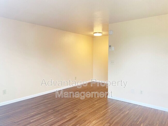 Foto del edificio - 588 NW Oak Ave