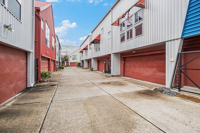 Foto del edificio - 6132 Grand Blvd